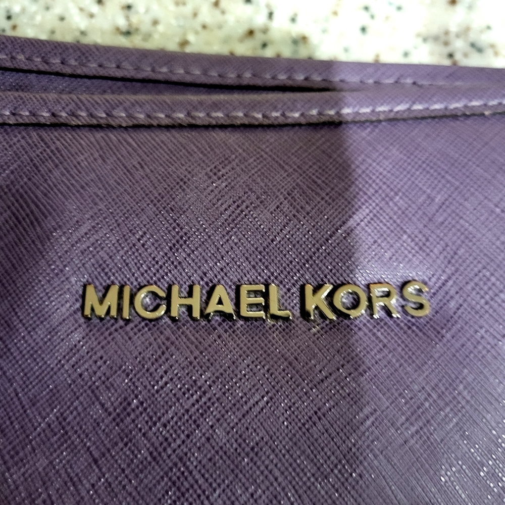 Chic MICHAEL KORS Leather Purple (Iris) Bag / Tote with Spacious Interior - Picture 9 of 13